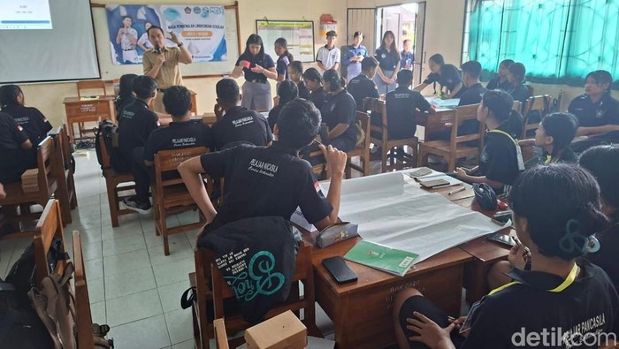 Suasana MPLS hari pertama di SMA Negeri 1 Marga, Kecamatan Marga, Tabanan, Senin (21/7/2025). (Krisna Pradipta )