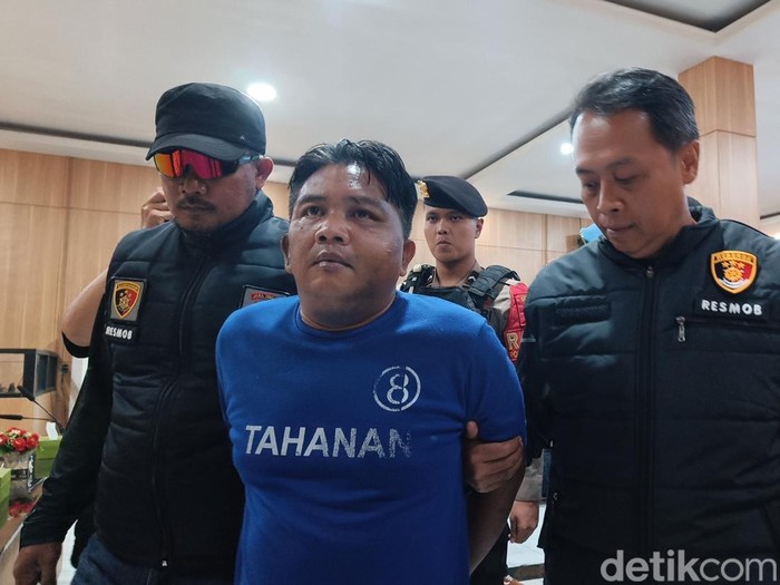 Suswanto, pelaku pembunuhan terhadap AM (54) warga Kelurahan Wirasana, Kecamatan Purbalingga, saat dihadirkan dalam jumpa pers di Mapolres Purbalingga, Senin (21/7/2025).