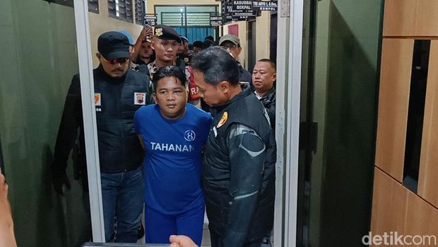 Suswanto, pelaku pembunuhan terhadap AM (54) warga Kelurahan Wirasana, Kecamatan Purbalingga, saat dihadirkan dalam jumpa pers di Mapolres Purbalingga, Senin (21/7/2025).
