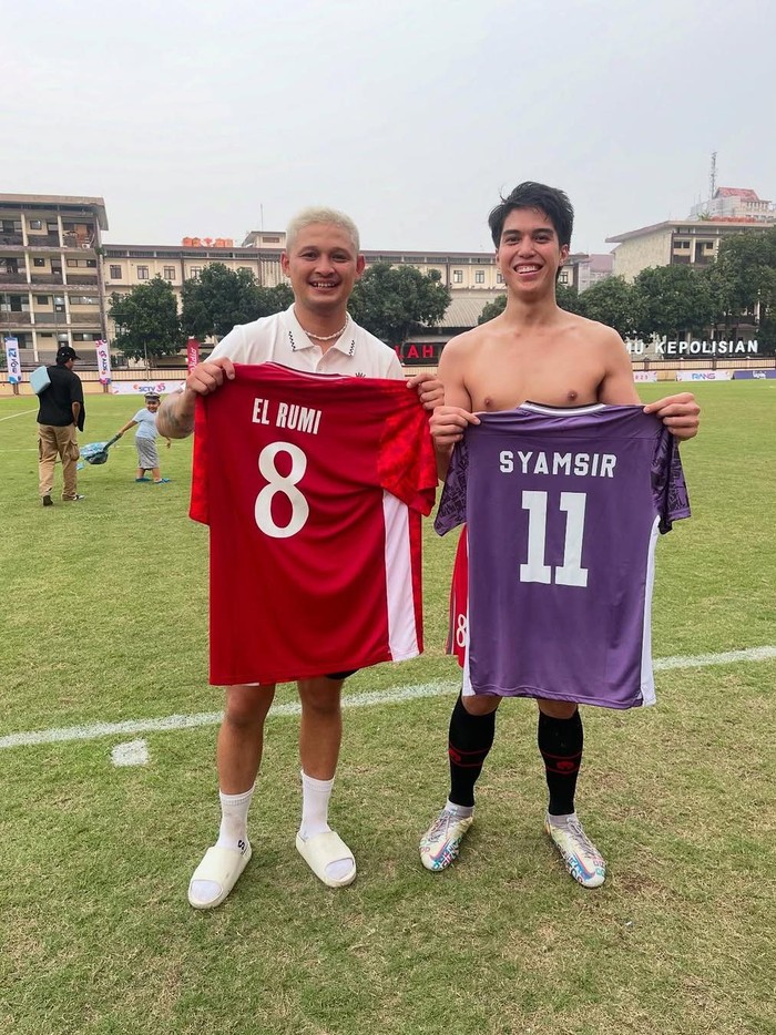 Syamsir Alam dan El Rumi saling bertukar jersey.