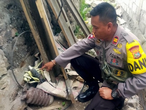 Komandan Kompi Brimob Kompi 2 Batalyon B Pelopor Manggarai, Iptu Julhaedi, saat mengecek kondisi mortir di samping kamar kos di Ruteng, Manggarai, NTT, Senin (21/7/2025). (Istimewa)