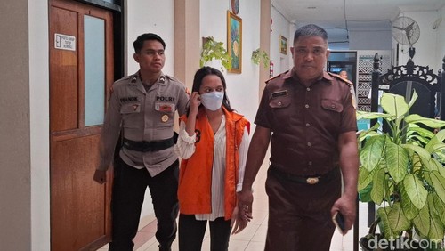 Terdakwa Stefani Rehi Doko alias Fani saat digiring memasuki ruang sidang di PN Kelas 1A Kupang, NTT, Senin (21/7/2025) untuk diperiksa sebagai saksi. (Yufengki Bria/detikBali)