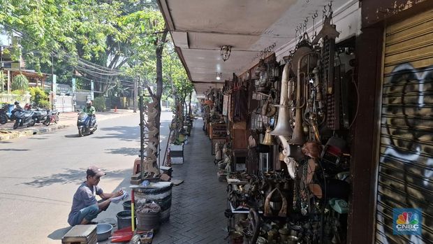 Toko barang antik yang cukup legendaris di Jalan Surabaya, Menteng, Jakarta Pusat mulai tampak sepi dan hanya terdengar cukup keras suara lalu-lalang kendaraan. (CNBC Indonesia/Chandra Dwi Pranata)