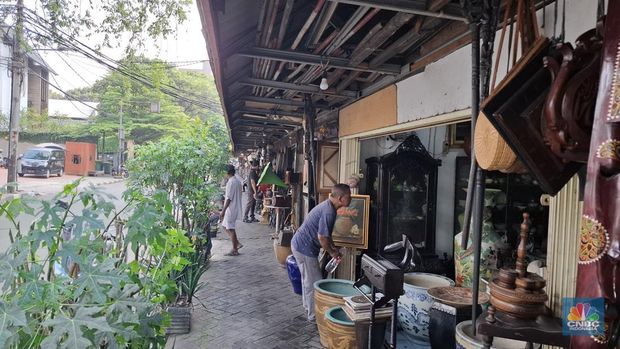 Toko barang antik yang cukup legendaris di Jalan Surabaya, Menteng, Jakarta Pusat mulai tampak sepi dan hanya terdengar cukup keras suara lalu-lalang kendaraan. (CNBC Indonesia/Chandra Dwi Pranata)