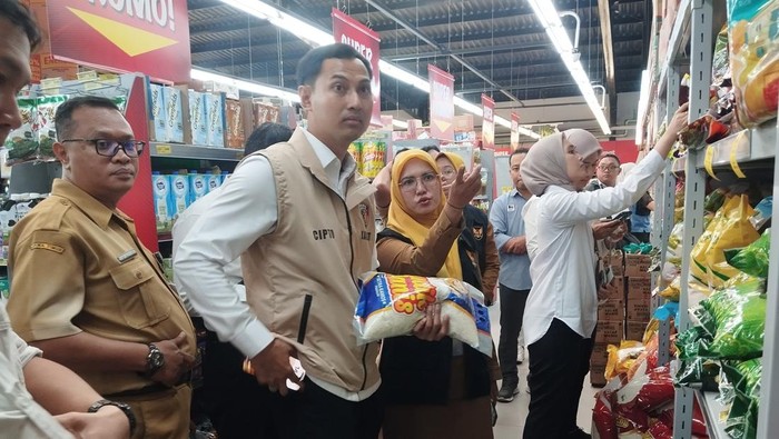 TPID Kota Kediri saat melakukan sidak beras premium.