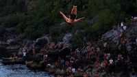 Acara ini menarik ratusan penonton yang berkumpul di sepanjang tepian Sungai Moraca untuk menyaksikan aksi para atlet. (REUTERS/Stevo Vasiljevic)