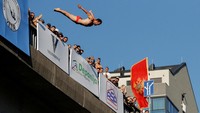 Para peserta menunjukkan keberanian dan keterampilan dengan berbagai gaya melompat, termasuk gaya melayang khas “swallow-style jump”. (REUTERS/Stevo Vasiljevic)