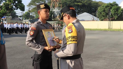 Upacara PTDH dan pemberian penghargaan bagi 14 personel yang berprestasi personel Polres Lombok Tengah, Senin (21/7/2025). (Dok. Polres Lombok Tengah)