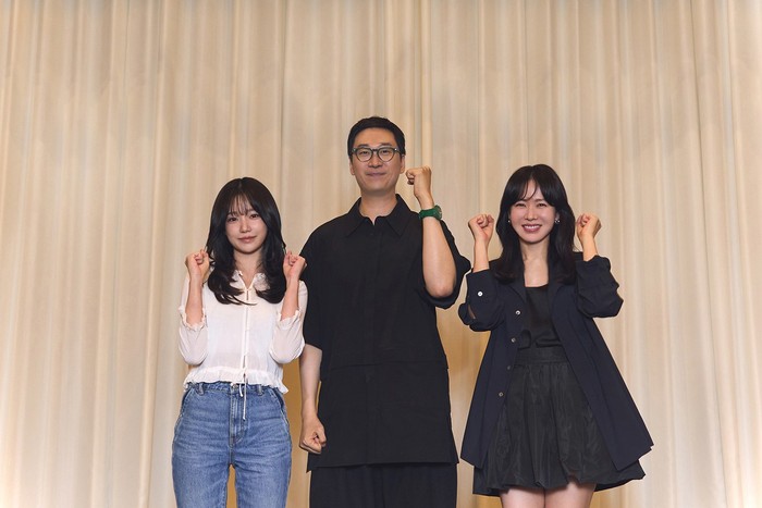 Variety Dari kiri ke kanan: Jo Yuri, sutradara Kim Yong Hoon, Son Ye Jin. Ketiganya akan berkolaborasi dalam drama Korea terbaru Netflix Variety (2026).