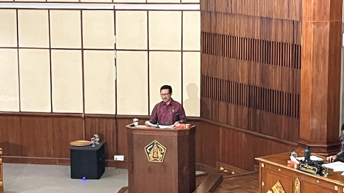 Wakil Ketua Fraksi Golkar DPRD Bali, I Wayan Gunawan, menyampaikan pandangan umum fraksi dalam rapat paripurna DPRD Bali di kantor Gubernur Bali, Senin (21/7/2025). (Rizki Setyo/detikBali)