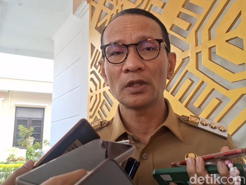 Wali Kota Mataram Mohan Roliskana saat diwawancara di Pendopo Wali Kota, Senin (21/7/2025)