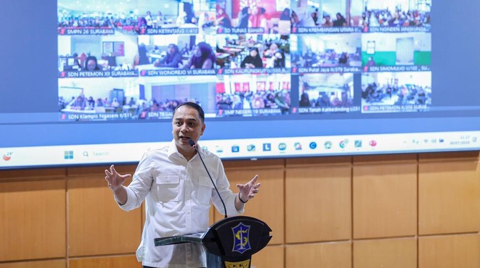Walkot Eri saat menggelar Masa Orientasi Orang Tua (MOOT) di SMP Al-Hikmah Surabaya.