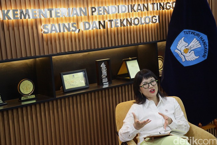 Wamendiktisaintek Stella Christie