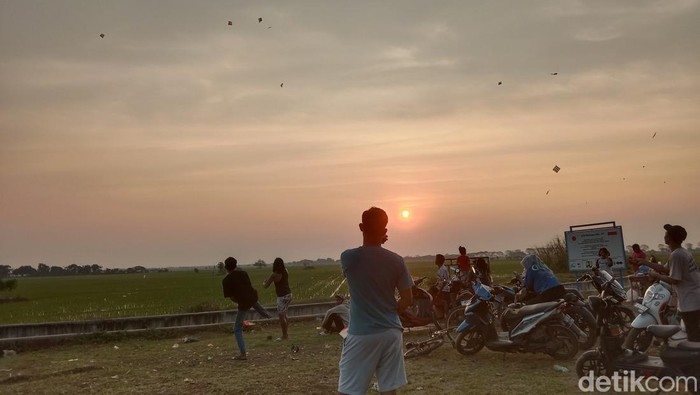 Warga berkumpul bermain layangan di bantaran Cimanuk Indramayu