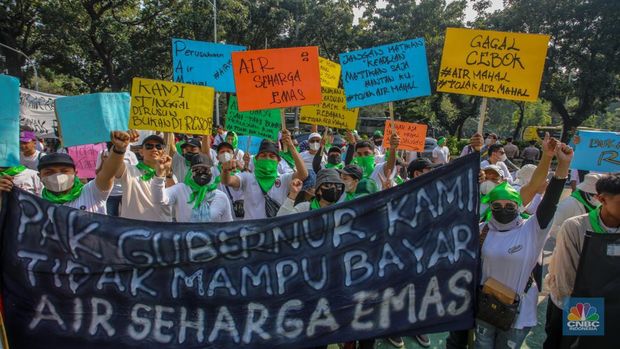 Warga rumah susun dari berbagai wilayah DKI Jakarta menggelar aksi unjuk rasa di depan Gedung Balai Kota DKI Jakarta, Senin (21/7/2025). (CNBC Indonesia/Faisal Rahman)