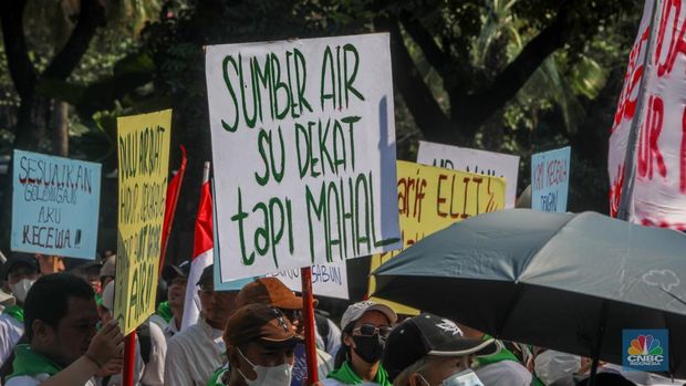 Warga rumah susun dari berbagai wilayah DKI Jakarta menggelar aksi unjuk rasa di depan Gedung Balai Kota DKI Jakarta, Senin (21/7/2025). (CNBC Indonesia/Faisal Rahman)