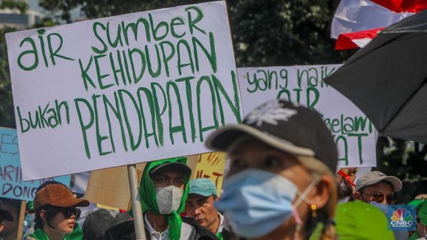 Warga rumah susun dari berbagai wilayah DKI Jakarta menggelar aksi unjuk rasa di depan Gedung Balai Kota DKI Jakarta, Senin (21/7/2025). (CNBC Indonesia/Faisal Rahman)