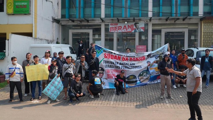 Warga The Arthera Hill 2 ketika mendatangi kantor pengembang PT Prisma Inti Propertindo.