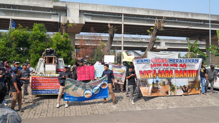 Warga The Arthera Hill 2 mendatangi kantor pengembang PT Prisma Inti Propertindo