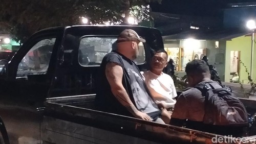 Wisatawan asal Inggris, Mattew Daniel Lambden, naik pikap ke Polres Manggarai Barat untuk membuat laporan polisi, Minggu (20/7/2025) malam.