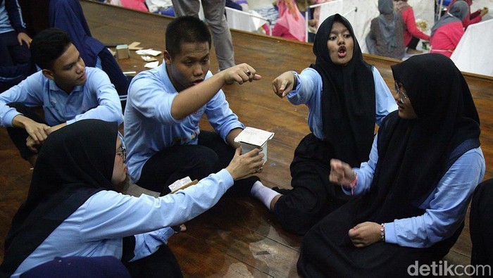 Siswa disabilitas mengikuti pelatihan seni kriya di Pusat Pelatihan Seni Budaya Muhammad Mashabi, Jakarta Pusat, Selasa (22/7/2025). Pelatihan diikuti puluhan siswa SLB.