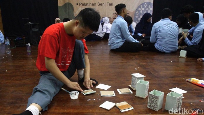 50 Siswa Disabilitas Ikuti Pelatihan Seni Kriya di Jakarta Siswa disabilitas mengikuti pelatihan seni kriya di Pusat Pelatihan Seni Budaya Muhammad Mashabi, Jakarta Pusat, Selasa (22/7/2025). Pelatihan diikuti puluhan siswa SLB.