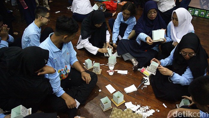 50 Siswa Disabilitas Ikuti Pelatihan Seni Kriya di Jakarta Siswa disabilitas mengikuti pelatihan seni kriya di Pusat Pelatihan Seni Budaya Muhammad Mashabi, Jakarta Pusat, Selasa (22/7/2025). Pelatihan diikuti puluhan siswa SLB.