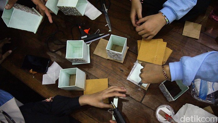 50 Siswa Disabilitas Ikuti Pelatihan Seni Kriya di Jakarta Siswa disabilitas mengikuti pelatihan seni kriya di Pusat Pelatihan Seni Budaya Muhammad Mashabi, Jakarta Pusat, Selasa (22/7/2025). Pelatihan diikuti puluhan siswa SLB.