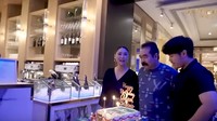 Dikenal sebagai pasangan yang romantis dan humoris, begini momen Adam Suseno tiup lilin ditemani istri tercinta. Foto: Instagram @inul.d
