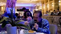 Lewat kanal YouTube Inul Daratista, tampak Adam Suseno menikmati acara makan malam di pesta ulang tahunnya. Foto: Instagram @inul.d