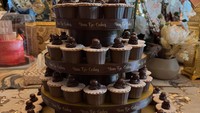 Selain kue penuh foto iklan Adam Suseno, Inul juga memberikan kue cupcake elegan dari Yan Tje Cakes.  Foto: Instagram @inul.d