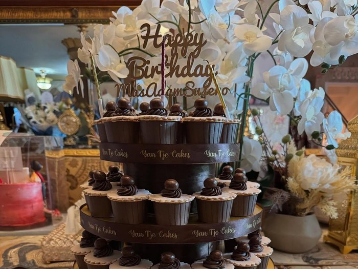 Adam Suseno Ultah ke-59, Inul Daratista Kasih Kue Menggemaskan
