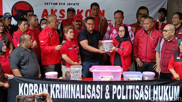 Aksi koin ‘Bumi Mataram’ yang digelar kader PDIP Jogja untuk membela Hasto Kristiyanto, Selasa (22/7/2025).