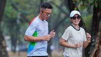 Ia mengaku ngos-ngosan usai kembali berolahraga. Sedangkan Ussy Sulistiawaty, terlihat tetap menebar senyuman. Dia senyum, aku ngos-ngosan. Mending Inter Milan dibanding interval, ampun, tulis Andhika Pratama dalam unggahan Instagram. Foto: dok instagram Andhika Pratama