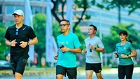 Momen Andhika Pratama lari bersama temannya dan tetap ada Ussy Sulistiawaty. Foto: dok instagram Andhika Pratama