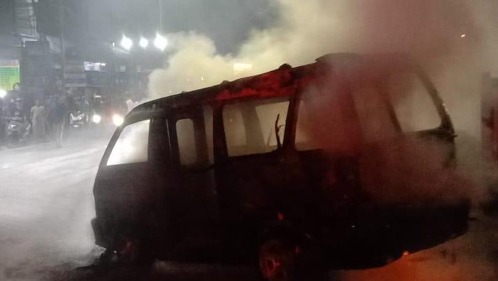 Angkot Terbakar di Bogor