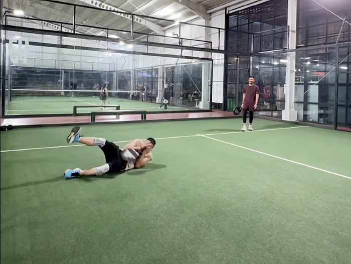 Arie Untung Mata Arie Untung kena bola saat padel.