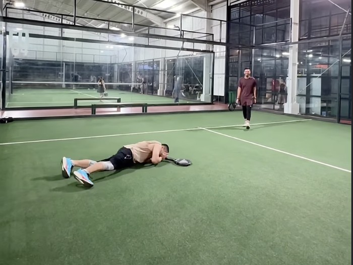 Arie Untung Mata Arie Untung kena bola saat padel.