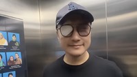 Mata kanan Arie Untung harus diperban sementara waktu sebelum diperiksa oleh dokter mata. Foto: dok. Instagram Arie Untung
