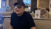 Tino plembang main bola yang diincer juga suami. Kemarin sempat mikir kalau gak ada istriku aku gak tahu deh dibantuin siapa, kemana-mana cuma satu ini mata yang bisa dibuka. Pas dipikir, lah ini kan bola yang masuk ke mata juga dia yang mukul. Pada hati-hati mainnya ya, tulis Arie Untung. Foto: dok. Instagram Arie Untung