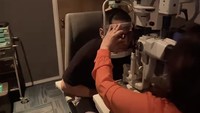 Ternyata gel di dalam bola mataku terkena guncangan cukup sakit, tulis Arie Untung. Foto: dok. Instagram Arie Untung