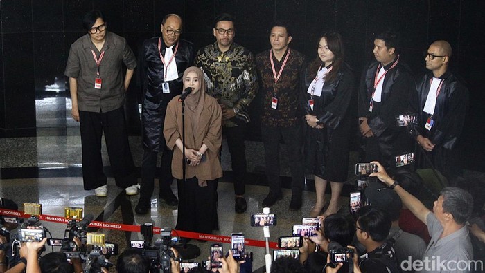 Sammy Simorangkir dan Lesty Kejora memberi kesaksian pada Uji Materi UU Hak Cipta di Mahkamah Konstitusi, Jakarta, Seasa (22/7/2025). Hadir pula beberapa musisi lain seperti Piyu Padi, Ikke Nurjanah dan Marcel Siahaan.