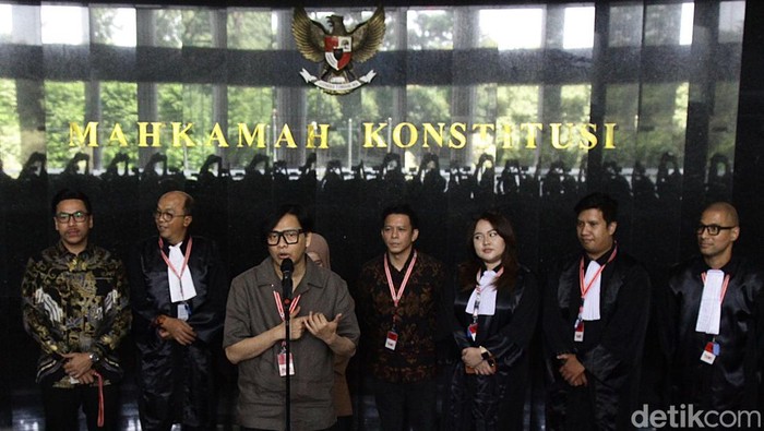 Sammy Simorangkir dan Lesty Kejora memberi kesaksian pada Uji Materi UU Hak Cipta di Mahkamah Konstitusi, Jakarta, Seasa (22/7/2025). Hadir pula beberapa musisi lain seperti Piyu Padi, Ikke Nurjanah dan Marcel Siahaan.