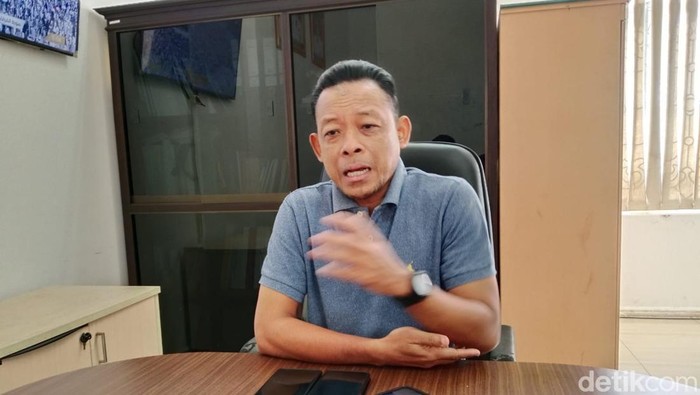 Asisten III Setda Lombok Barat, Fauzan Husniadi, saat ditemui wartawan di ruangannya, Selasa (22/7/2025).