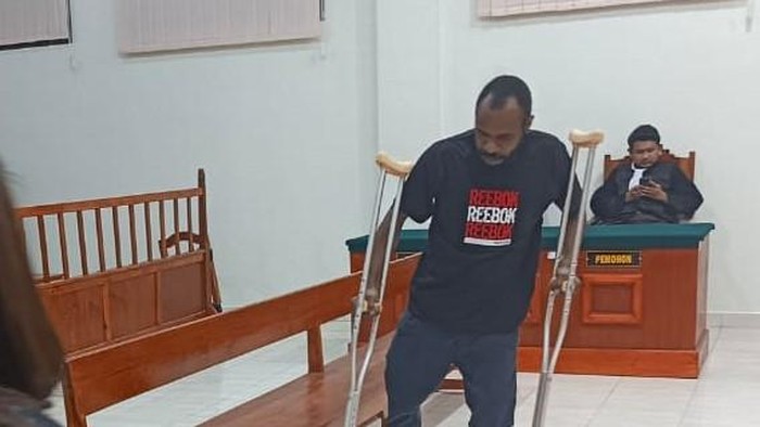 Aske Mabel, mantan anggota polisi yang membelot menjadi pimpinan kelompok kriminal bersenjata (KKB) di Kabupaten Yalimo, Papua Pegunungan, divonis 8 tahun penjara.