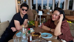 Audy Item lantas mengungkapkan fakta yang belum diketahui banyak orang terkait pernikahan dengan Iko Uwais. Kita nikah waktu itu akad saja, belum ada resepsi. Kita undang 250 orang, yang datang seribu lebih, kita sampai tanya-tanyaan itu siapa, itu siapa. Sampai sekarang belum ada resepsi, karena sudah banyak yang datang, ujarnya. (Foto: dok Instagram audyitem)