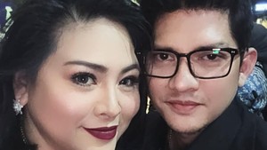 Audy Item juga mengaku sebelum menikah dengan Iko Uwais tak pacaran. Aku kenal Iko bulan April, nikah bulan Juni, taaruf, beneran. Jadi karena kita berdua sibuk, jarang ketemu, cuma teleponan. Bahkan pas nikah saja pengajian itu aku lagi kerja, Iko juga lagi kerja, tuturnya. (Foto: dok Instagram audyitem)