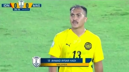 Pemain Timnas Malaysia U-23, Aysar Hadi, mendapatkan soroetan. Parasnya dianggal melebihi pria di atas usia 23 tahun.