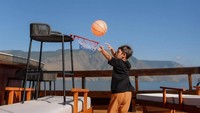 Saat berlayar dengan kapal phinisi, Kiano, putra pertama Baim Wong menunjukkan kebolehannya bermain bola.