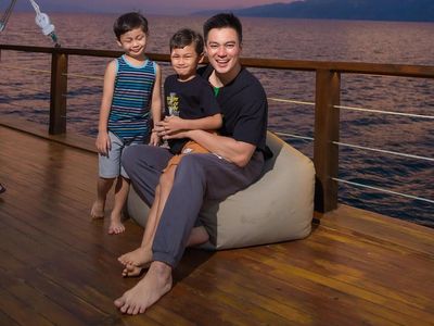 Potret Keseruan Baim Wong Liburan Keluarga di Danau Toba